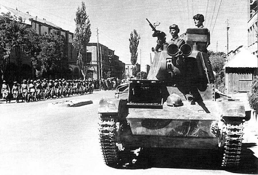 Sovjetski tenkisti 6. tenkovske divizije na ulicama Tabriza u borbenom tenku T-26.
