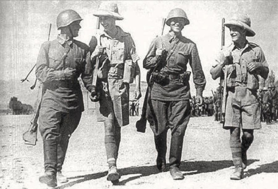 Съветски и британски пехотинци вървят рамо до рамо в Иран, 1941 г.