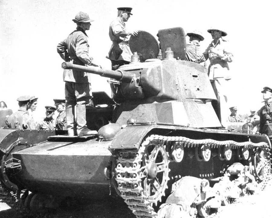Британски войници любопитно инспектират боен танк Т-26 на съветските окупационни сили в Иран
