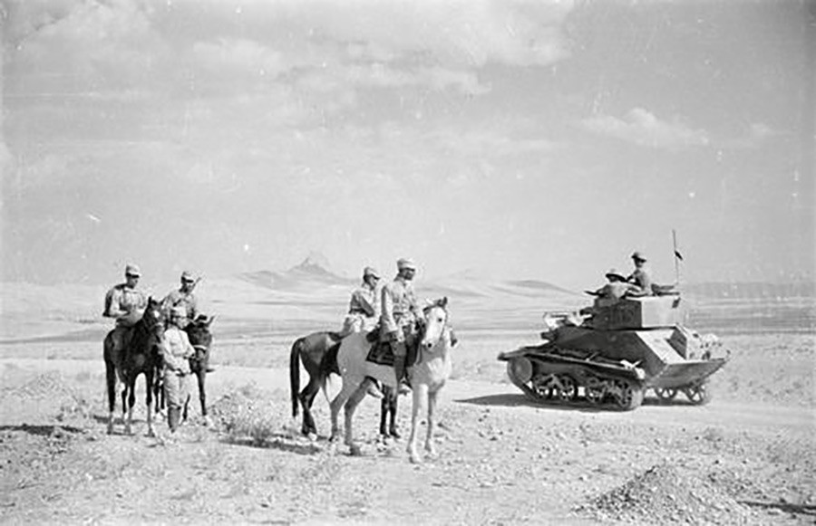 Del sovjetske in britanske vojske se je srečal v Kavzinu blizu Teherana.