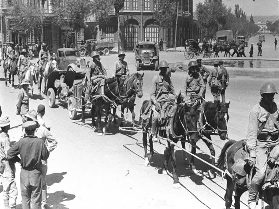 Sovjetska artilerijska enota s konji vleče top po iranskih ulicah.