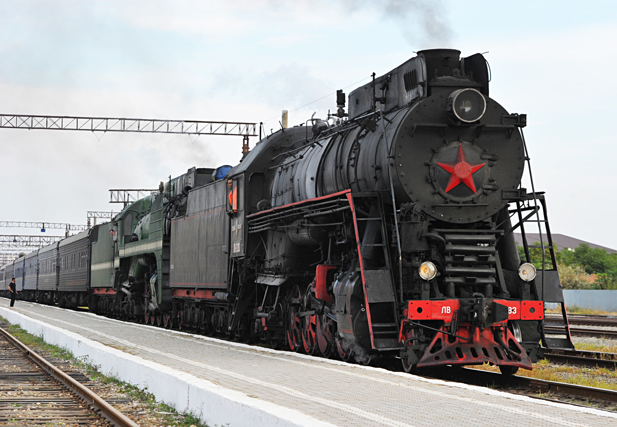 The Golden Eagle vintage train with a steam engine and tourists aboard arrives in Grozny.