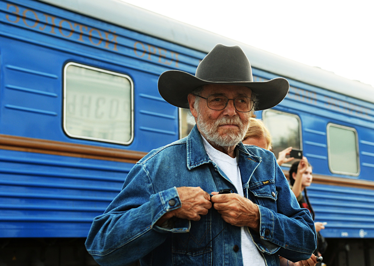 A tourist who came on the Golden Eagle vintage train is at the railway station in Grozny.