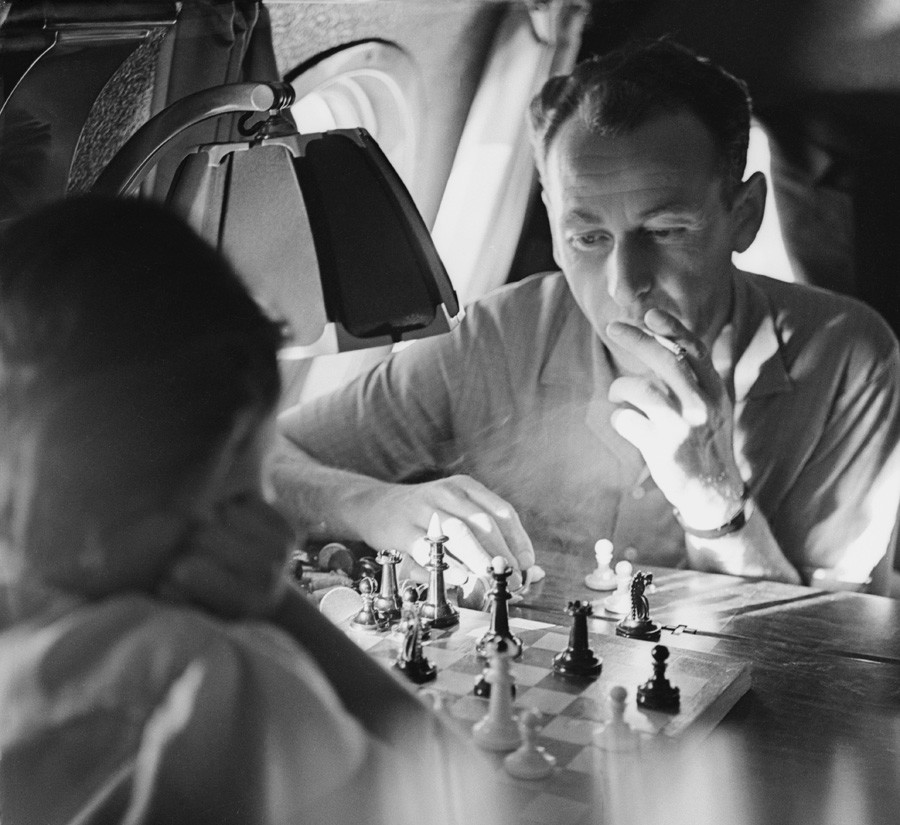 Пассажиры ТУ-104 играют в шахматы во время полета. 