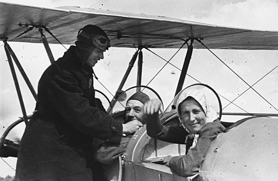 Први путници авиона У-2СП.