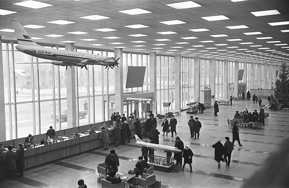 Московска градска аеродромска станица. СССР, 2. јануар 1966. Унутрашњост терминала.