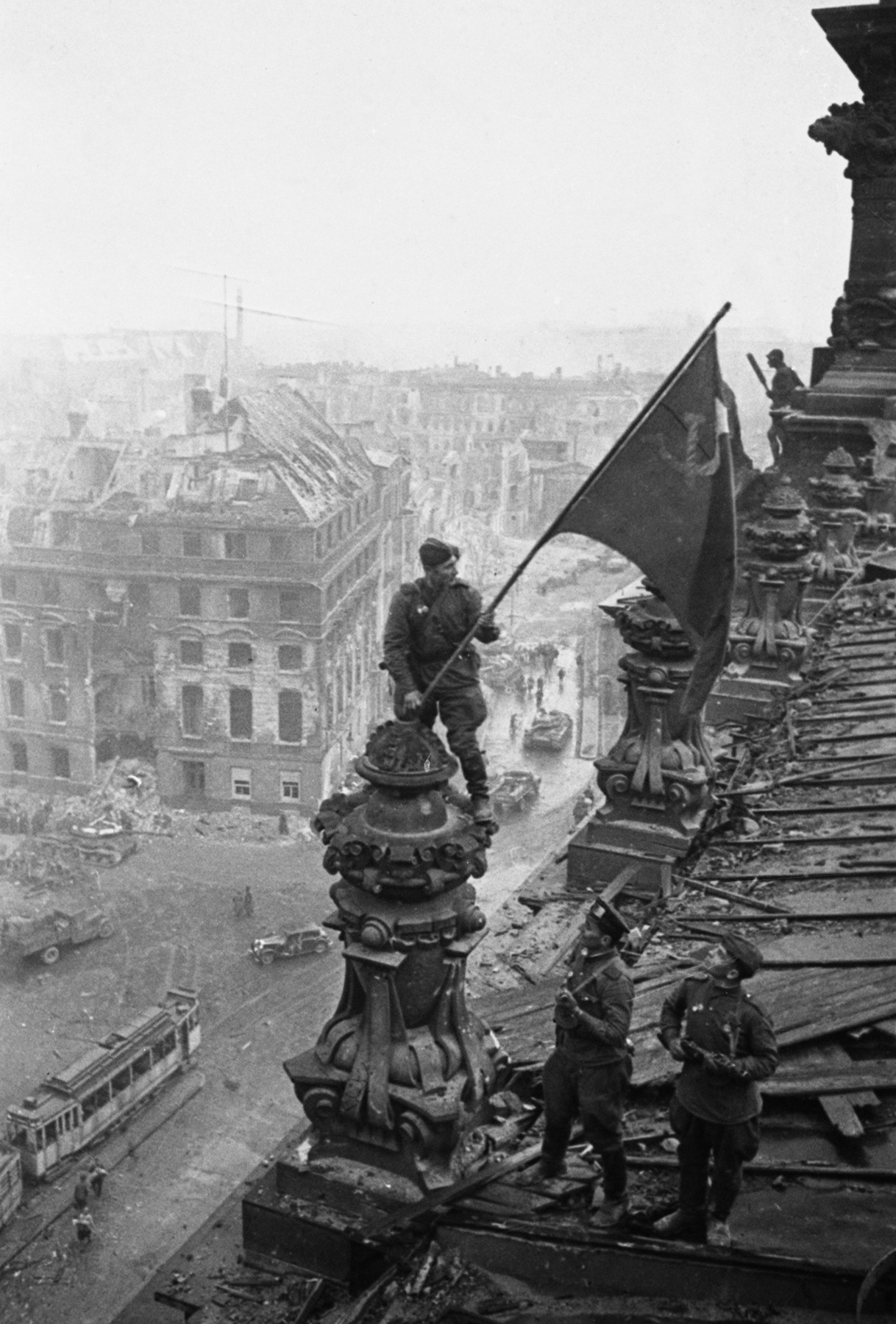 Njemačka, Berlin, 2. svibnja 1945. Borci 8. gardijske armije Aleksej Kovaljov, Abdulhakim Ismailov i Leonid Goričev (slijeva nadesno) s crvenom zastavom na krovu zgrade Reichstaga poslije pada Berlina u ruke sovjetskih trupa tijekom Drugog svjetskog rata.