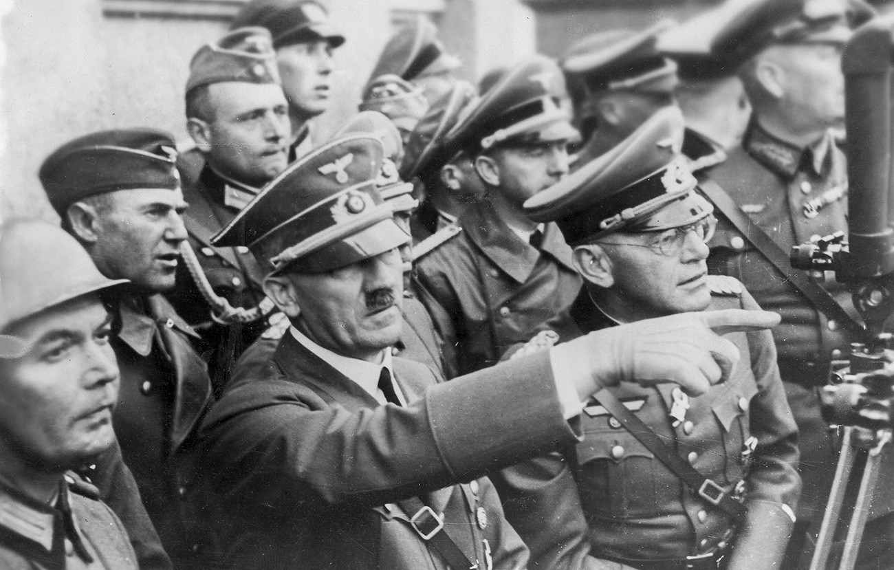 Адолф Хитлер међу војницима током борби за Варшаву.