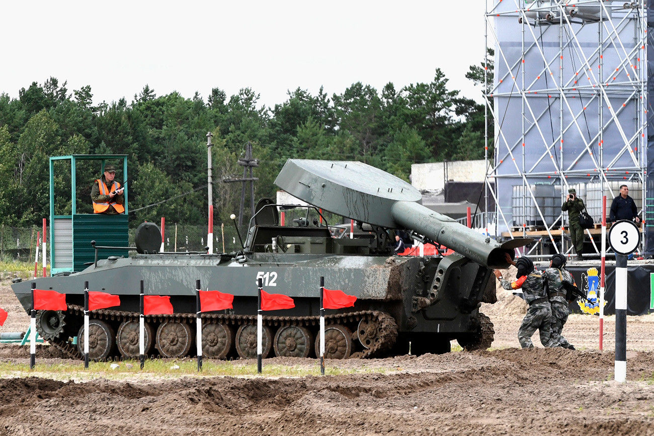 Priprava vozila za odstranjevanje min UR-77 Meteorit, ekipa kitajske vojske med polfinalom na poligonu Andrejevski v Tjumenski regiji