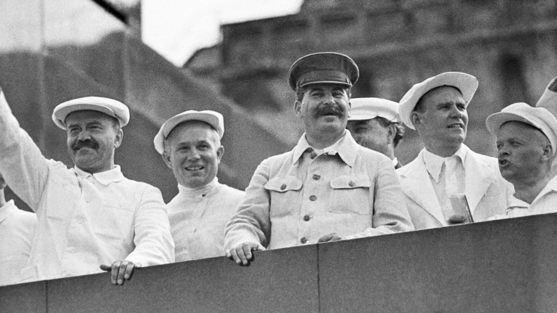 Stálin na tribuna do Mausoléu, em 6 de julho de 1936