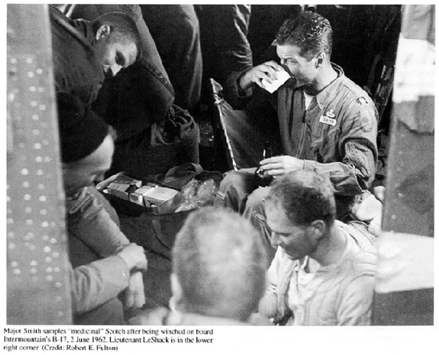 Мајор Смит дегустира „медицински“ скоч у авиону B-17, 2. јун 1962.