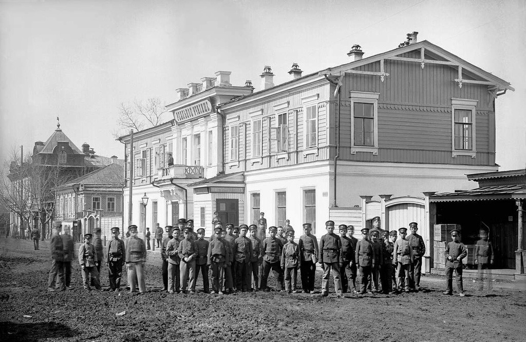 Ђаци испред зграде реалне гимназије, Чељабинск, 1900-1908.