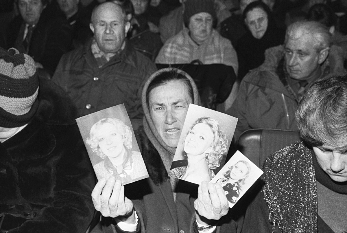 Galina Bessarábova muestra fotografías de su hija fallecida en el hundimiento del Almirante Najímov, Odessa, el 12 de marzo de 1987.
