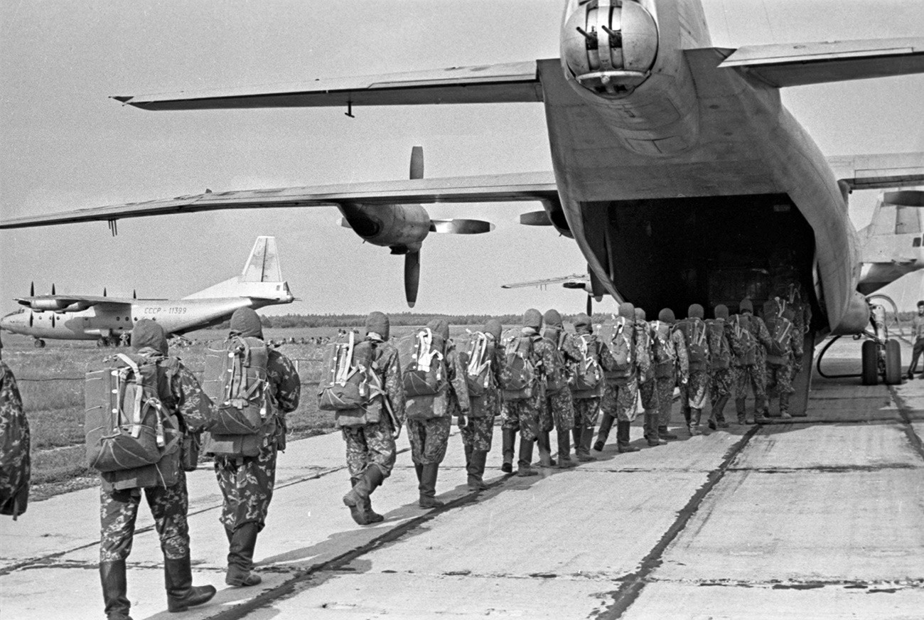 Питомци совјетских падобранско-десантних трупа препремају се за полетање у војнотраспортном авиону АН-12.