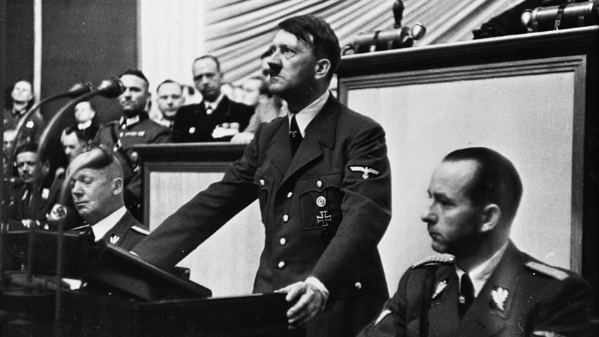 Adolph Hitler, dirigiéndose al Reichstag.