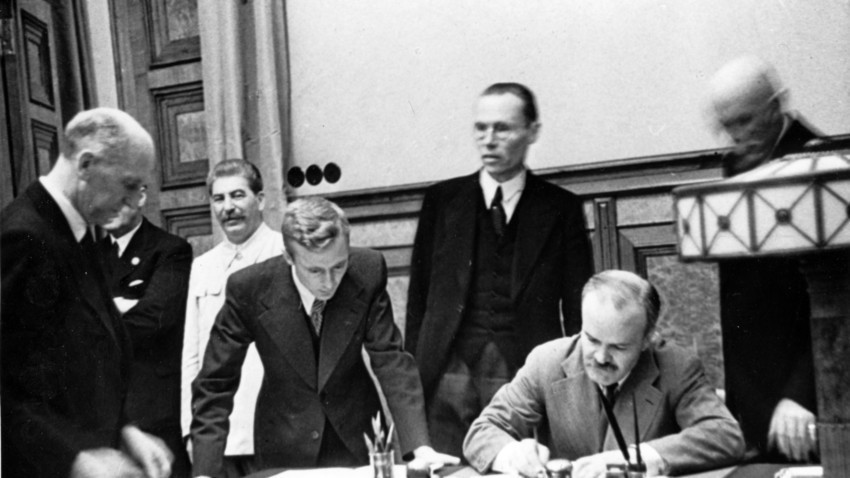 Potpisivanje pakta Molotov-Ribbentrop. Sporazum o nenapadanju između Njemačke i SSSR-a potpisan u Moskvi 23. kolovoza 1939., par dana prije početka Drugog svjetskog rata. Nacistički ministar vanjskih poslova Joachim von Ribbentrop, sovjetski komesar za vanjske poslove Vjačeslav Molotov i Staljin.

