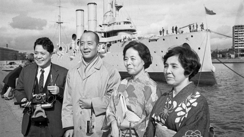 Японские туристы на фоне крейсера «Аврора» в Ленинграде, 1968