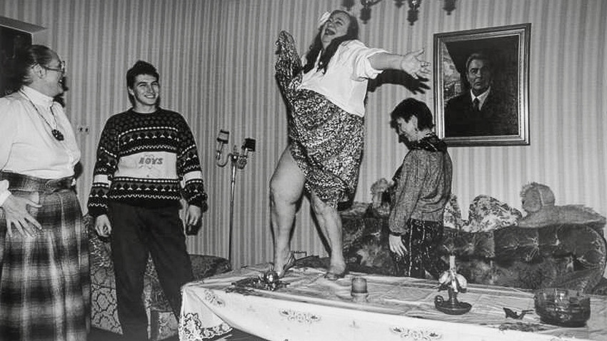 Galina Brezhneva menari di atas meja pada sebuah pesta di rumahnya.