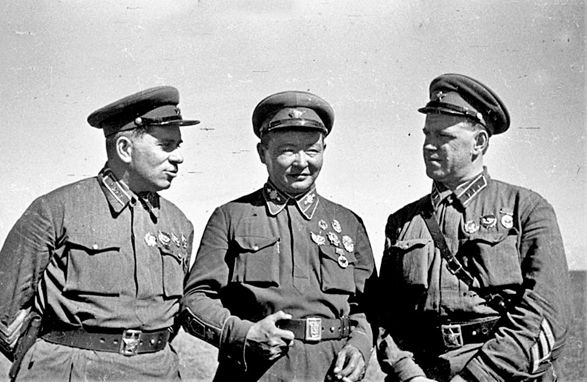 Командант друге класе Г. М. Штерн, маршал Монголске Народне Републике Х. Чојбалсан и командант корпуса Г. К. Жуков на командном положају Хамар Дабан, Халкин Гол 1939.
