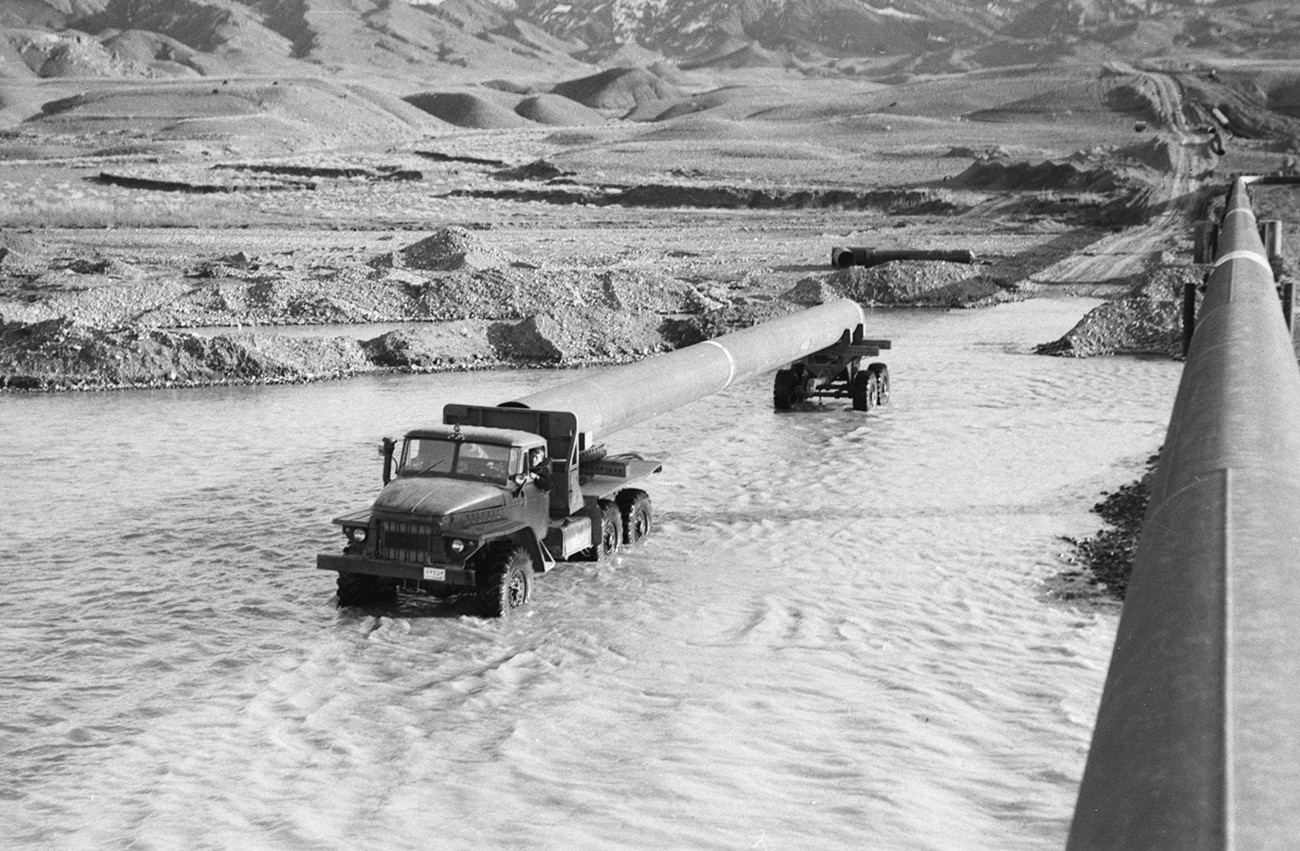 Иран, 1. јун 1947. Камион натоварен цевима за будући гасовод прелази реку.