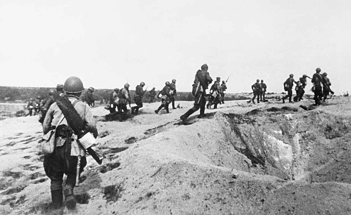 Soldiers of the Red Army go into the assault during the Khalkhyn Gol battles.