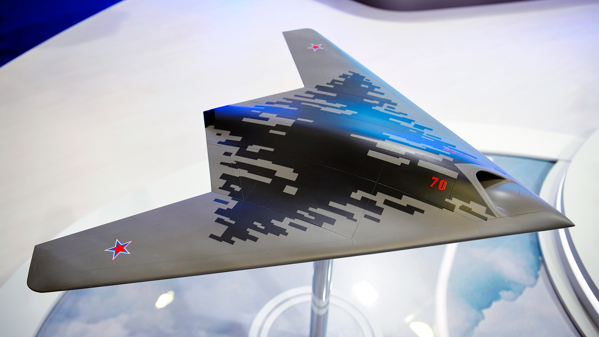 Макета беспилотне летелице С-70 „Охотник“ на Међународном аерокосмичком сајму МАКС-2019 у подмосковском Жуковском.