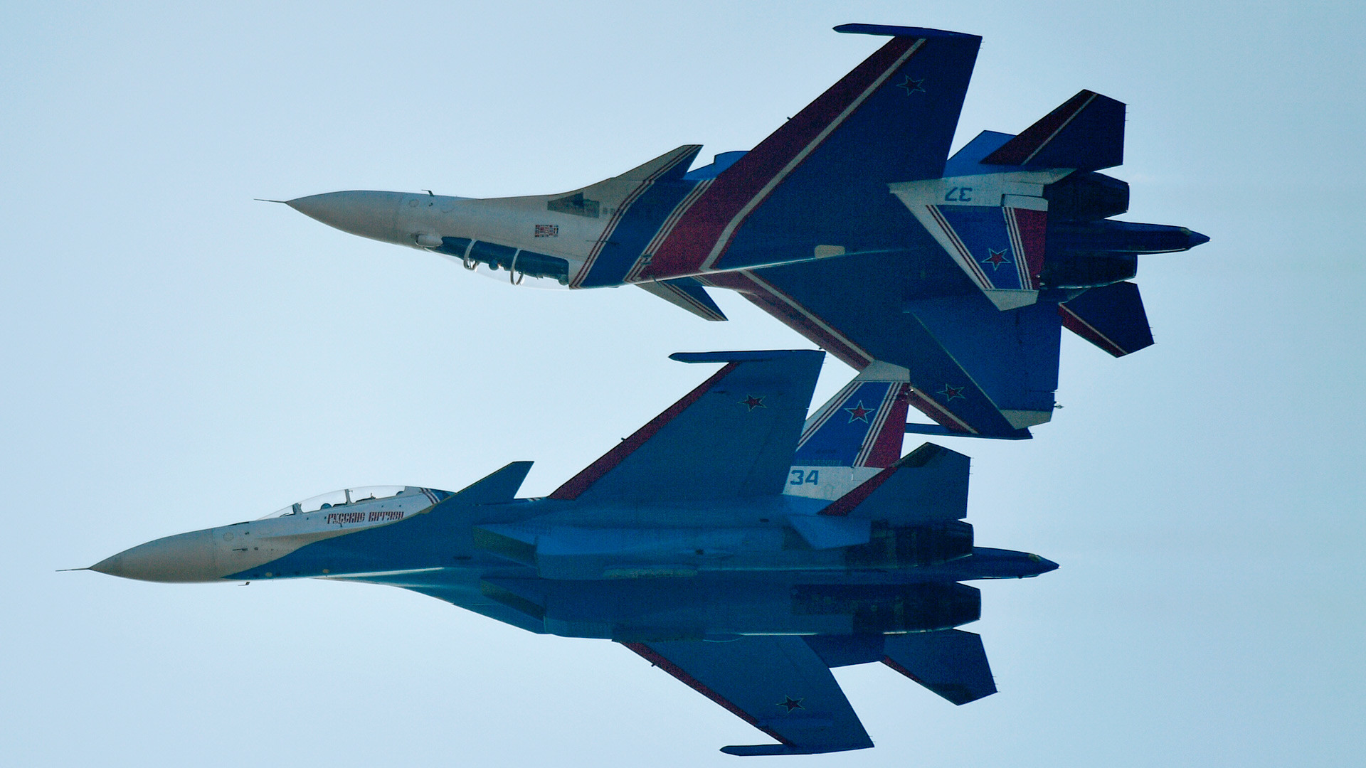 Авиони Су-30СМ групе за акробатско летење „Руски витезови“ изводе акробације на Међународном аерокосмичком сајму МАКС-2019 у подмосковском Жуковском.