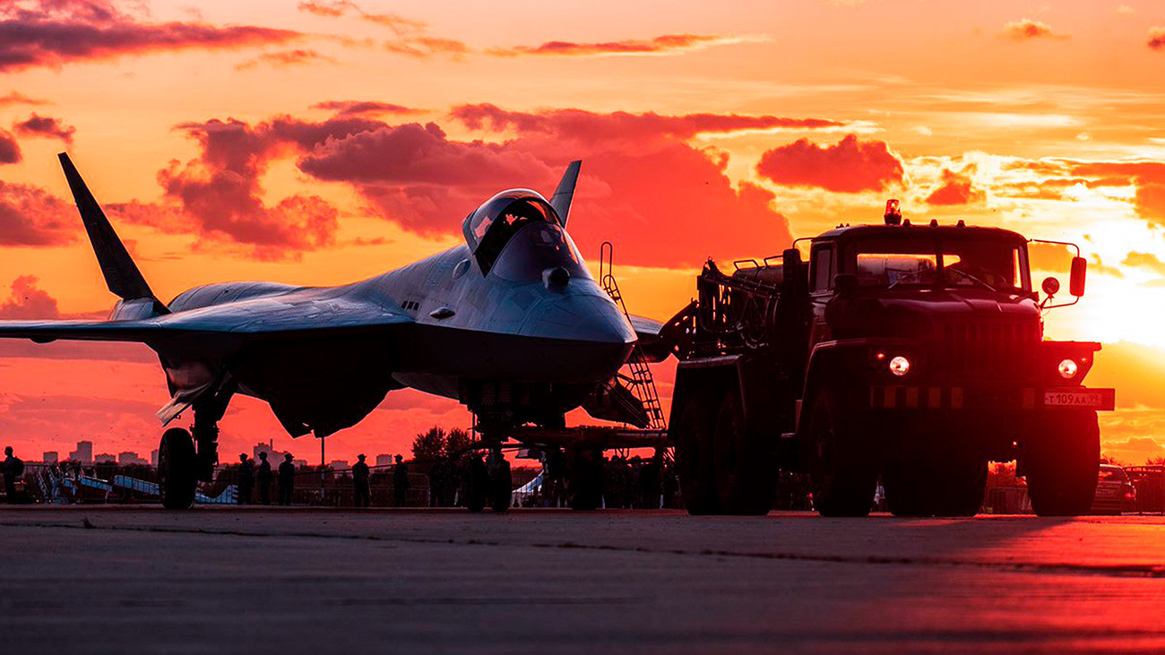 Su-57 i zalazak sunca.

