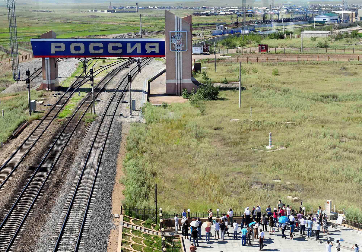 Tourists visit the Sino-Russian border gate.