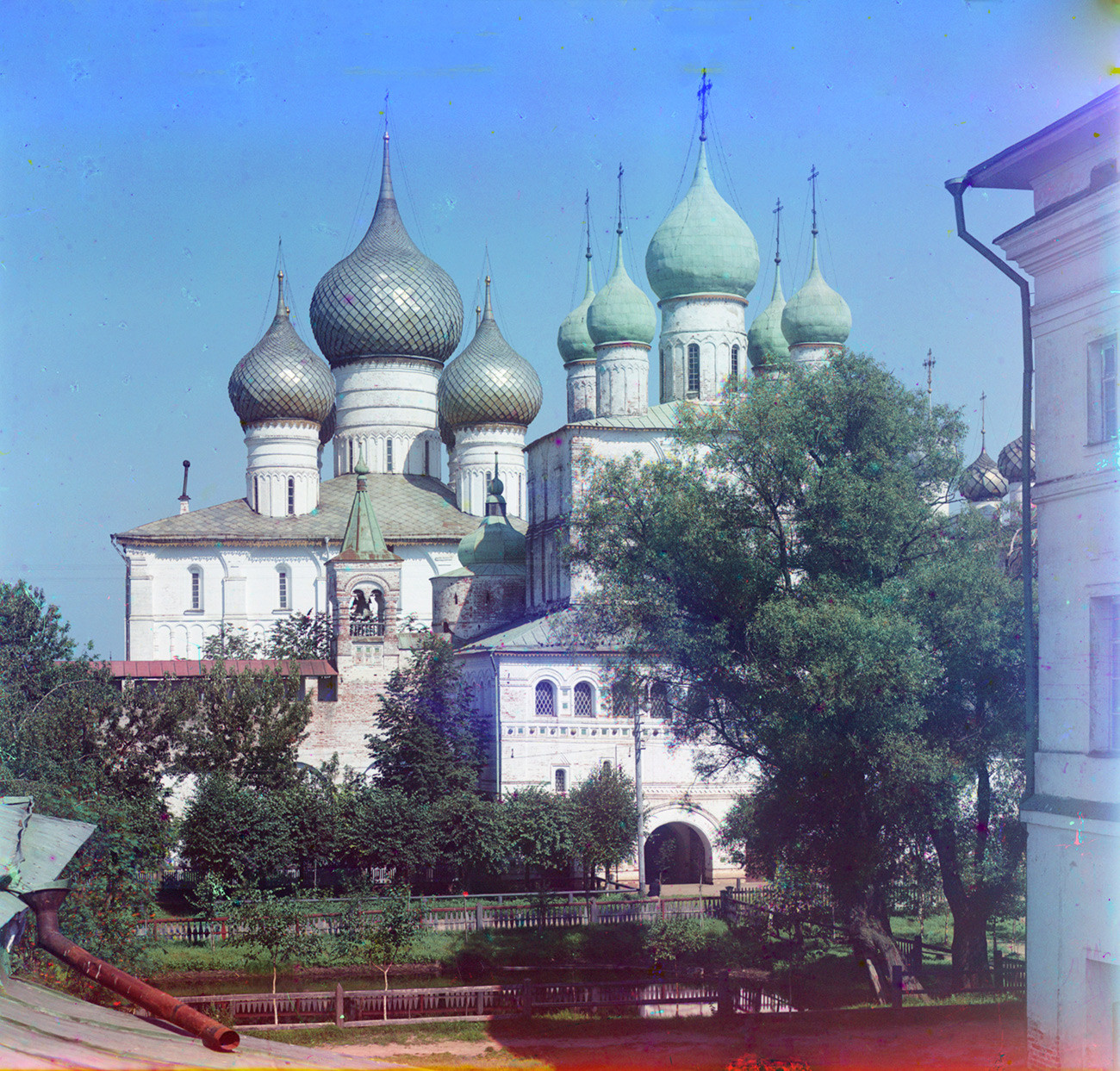  Dormition Cathedral (left), north wall of Kremlin & Church of Resurrection over North Gate. South facade, view from Metropolitan's Chambers. Summer 1911