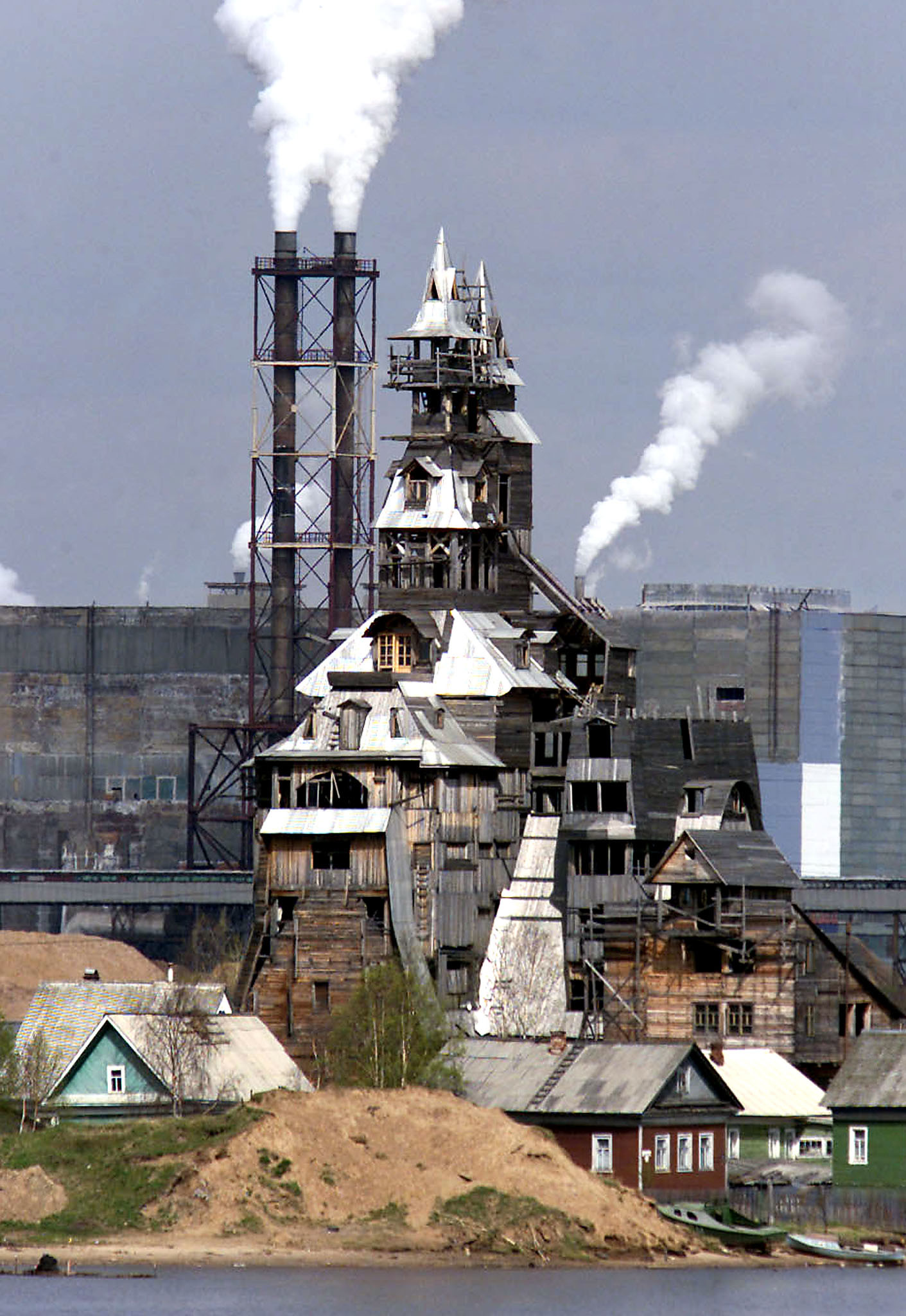 Соломбаљски небодер -  дрвена 12-спратна зграда коју је у Соломбали (на северу Архангељска)  подигао бизнисмен Николај Сутјагин. Била је то једна од највиших приватних дрвених грађевина у Русији, заостајући у висини само за неким вишеетажним дрвеним храмовима. Данас више не постоји. 