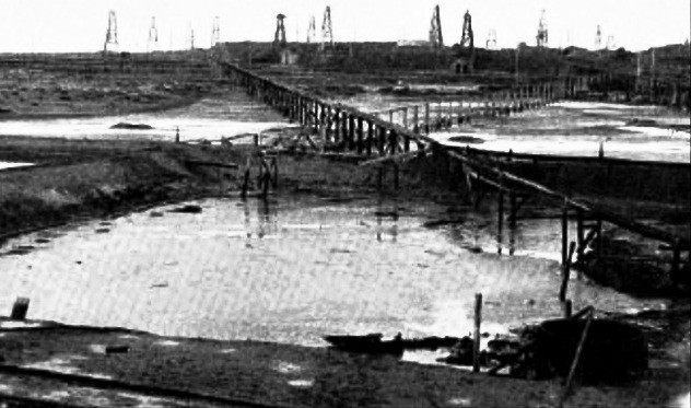 Prvi ruski naftovod Balahani, zgrajen leta 1878. na naftnim poljih na območju Bakuja



