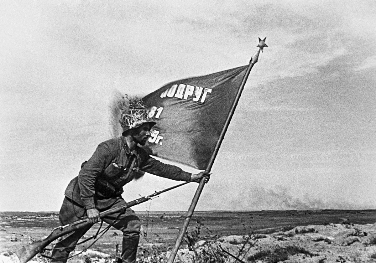 Ein sowjetischer Offizier hält eine Fahne auf dem Remisow-Hügel, dem Ort der schwersten Kämpfe.