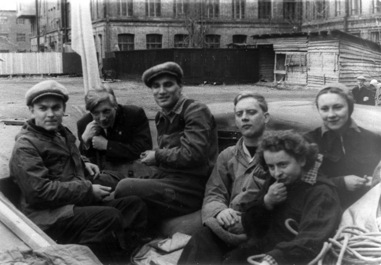 Sowjetische Jugendliche essen Sonnenblumenkernen