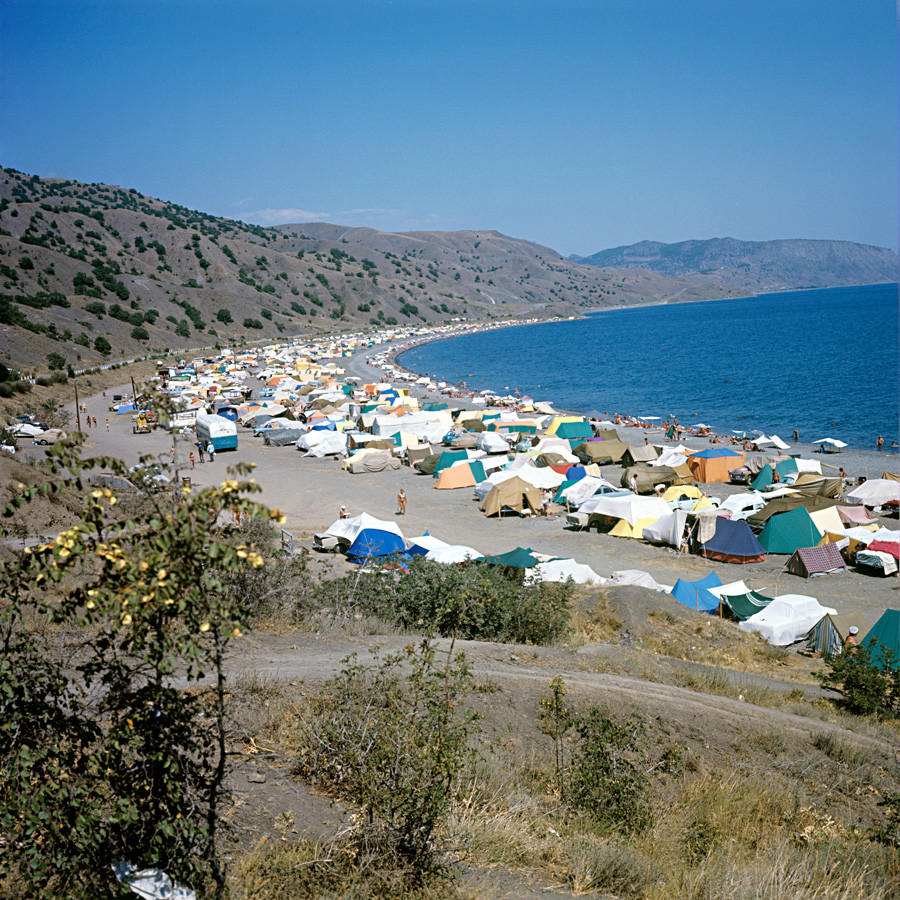黒海の海岸のキャンプ