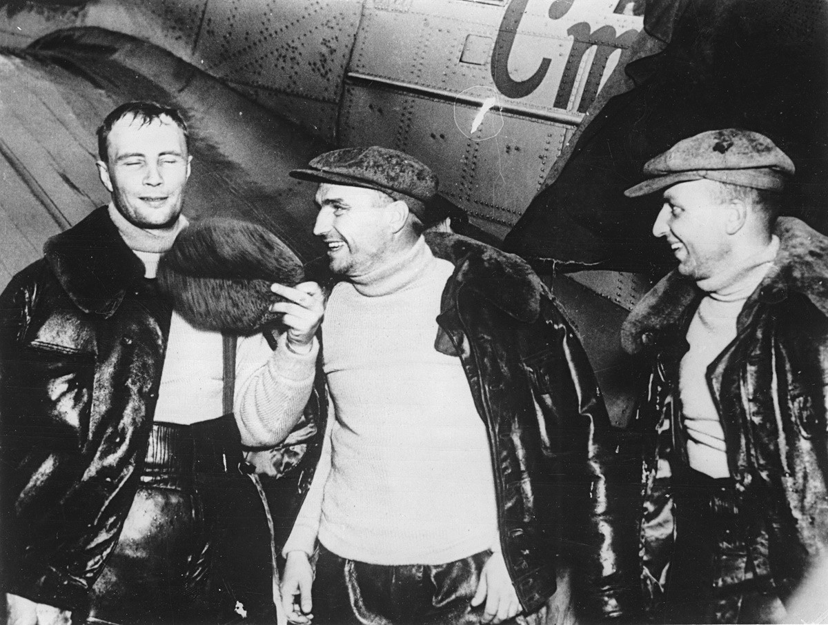Sowjetische Piloten Alexander Beljakow, Waleri Tschkalow und Georg Bajdukow nach der Landung in Vancouver. 29. Juni 1937.
