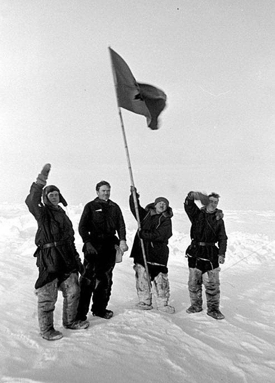 (v.l.n.r.): Der Hydrologe Pjotr Schirschow, der Funker Ernst Krenkel, der Leiter der Station Iwan Papanin und der Geophysiker Jewgenij Fjodorow bei der Eröffnung der ersten Eisdriftstation „Nordpol-1“ am 6. Juni 1937.
