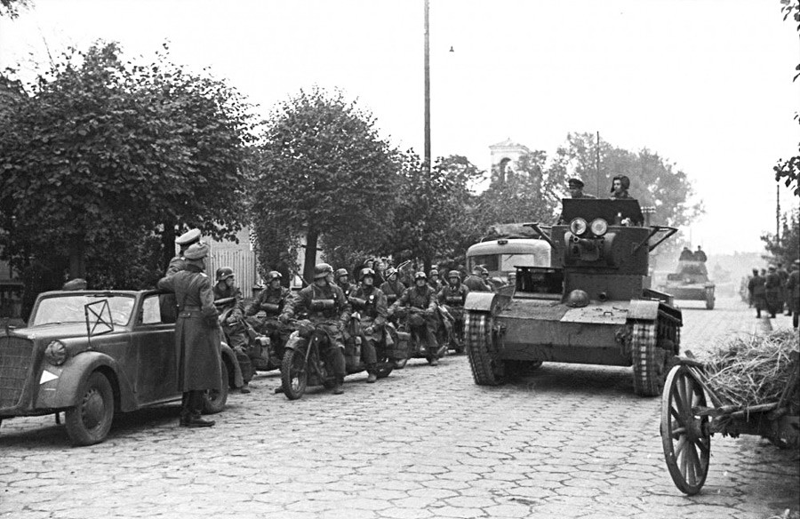 Deutsche Motorradfahrer und sowjetische T-26-Panzer der 29. Panzerbrigade in Brest, September 1939.

