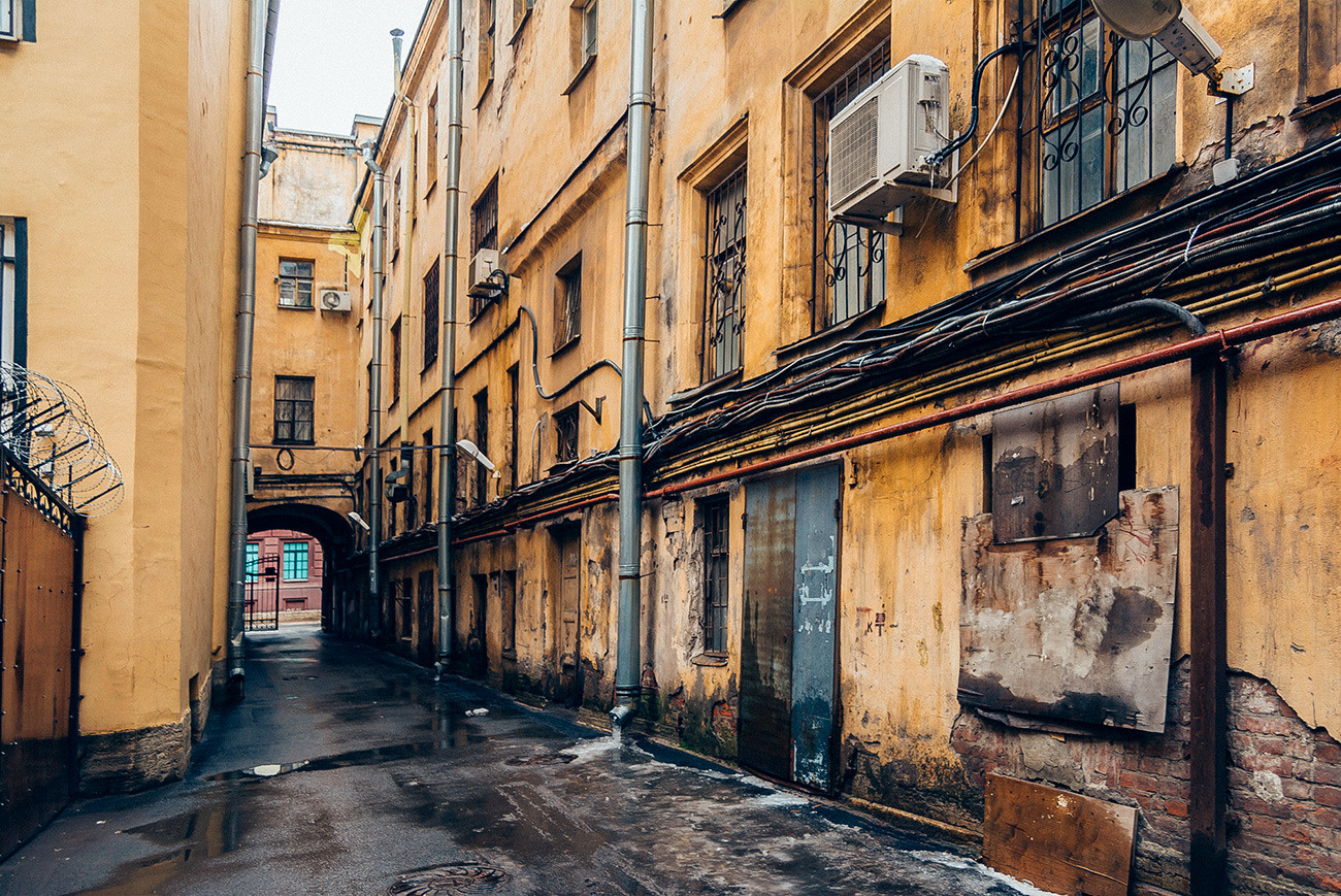 Detrás de las fachadas perfectas de San Petersburgo se esconden sombrías callejuelas y vertederos de basura, mientras que los edificios históricos se deterioran y se derrumban.