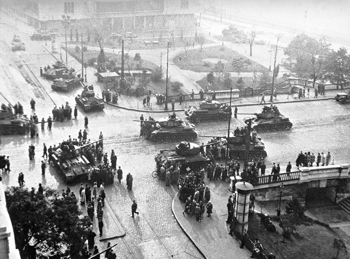Съветски танкове в Будапеща