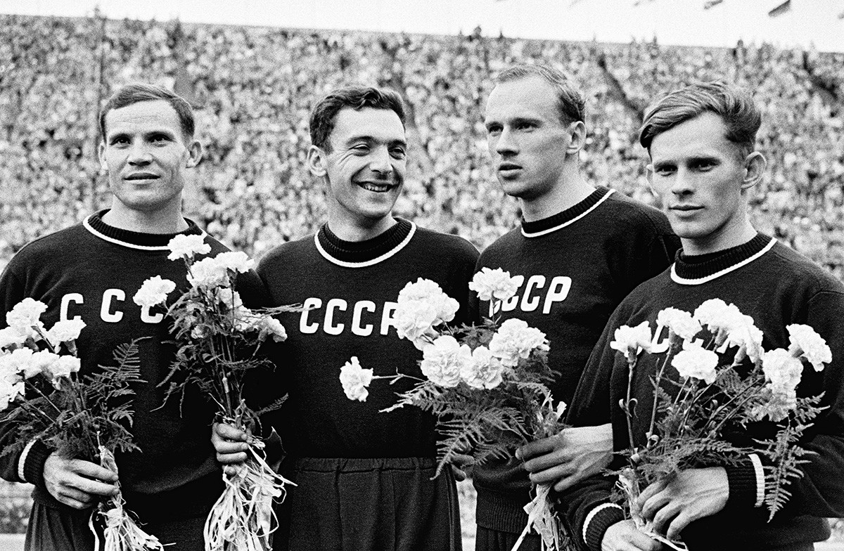 Atlet Soviet, pemenang medali perunggu cabang estafet 4 x 100m: Boris Tokarev, Lev Kalyayev, Levan Svanidze, dan Vladimir Sukharev.