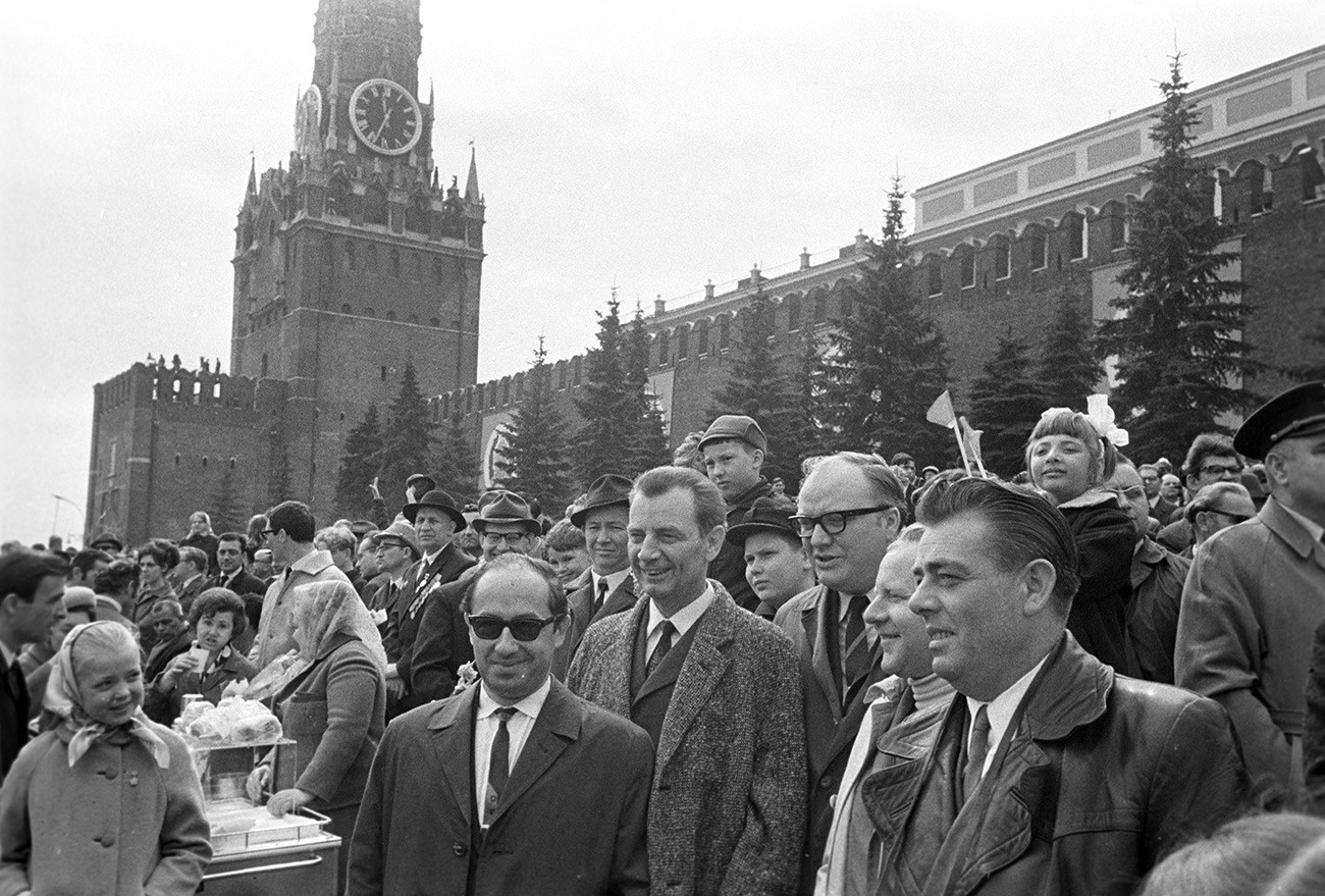 Страни туристи за време празничног митинга на Црвеном тргу. Дан међународне солидарности радног народа. 1. мај 1970. 