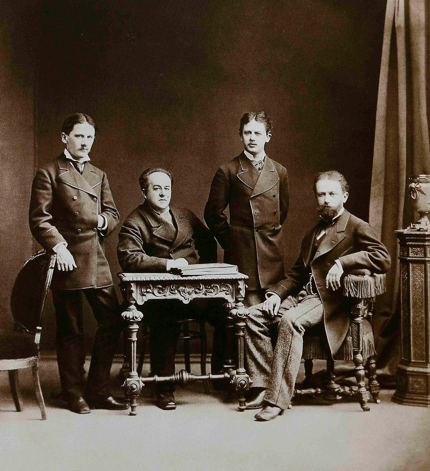 Petar Iljič Čajkovski (desno) sa svojom braćom Modestom i Anatolijem i N. D. Kondratjevom, 1875.
