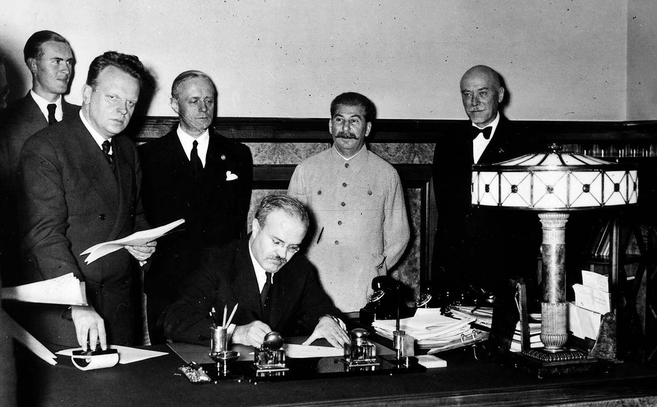 Schulenburg (right) witnessing German and Soviet representatives signing the Non-Aggression treaty of 1939.  He believed it could bring sustainable peace to the two countries.