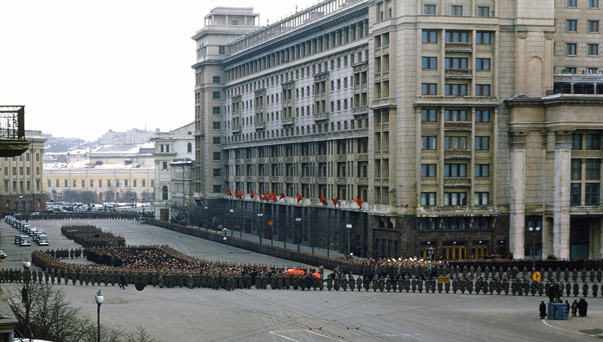 スターリンの葬儀。米国大使館のバルコニーから撮った写真