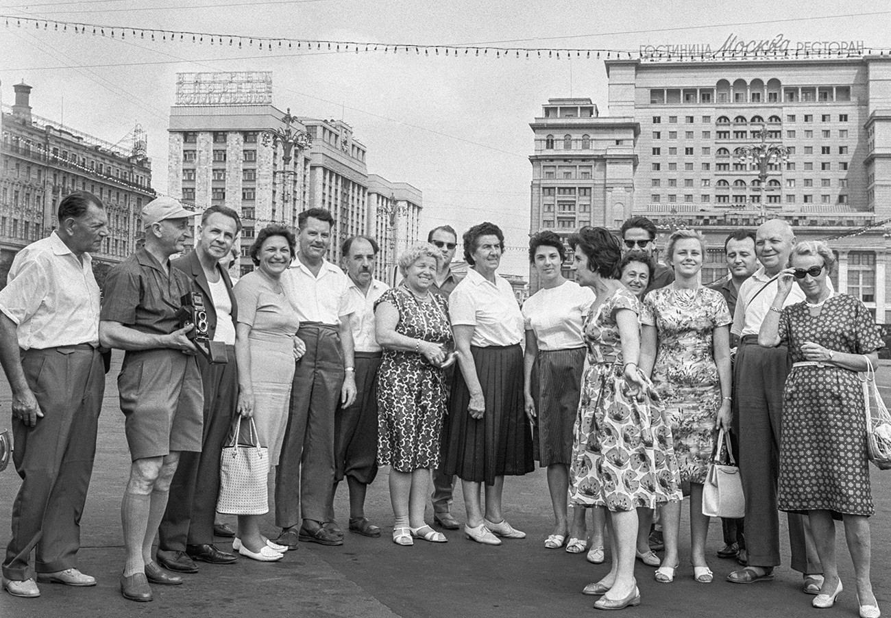Touristes autrichiens sur la place du Manège à Moscou, 1963