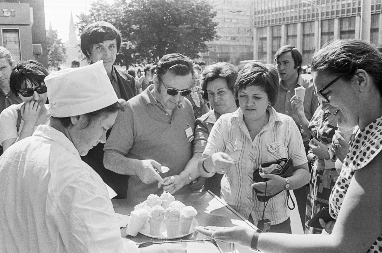 Des touristes français mangent une glace à Moscou en 1976

