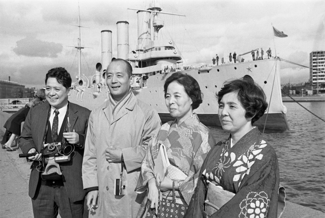 Touristes japonais devant le croiseur Aurora à Leningrad. 1968

