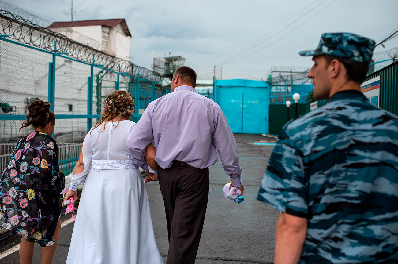 Жених и невеста во время свадьбы на территории исправительной колонии №6 в Омске.