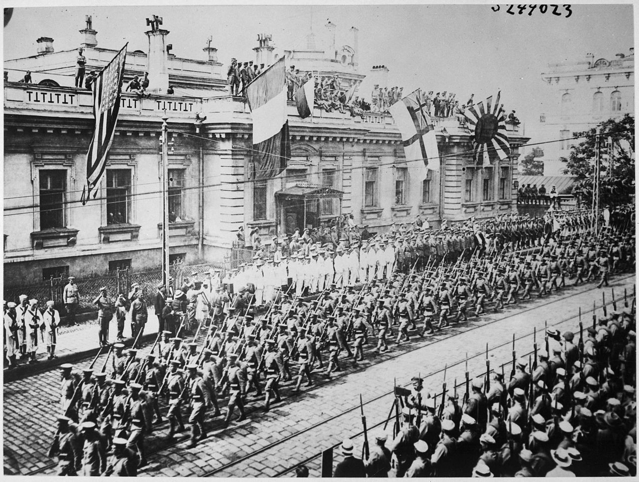 Vladivostok, Rusija, rujan 1919. Vojnici i mornari iz mnogih zemalja postrojeni ispred zgrade Glavnog stožera saveznika.